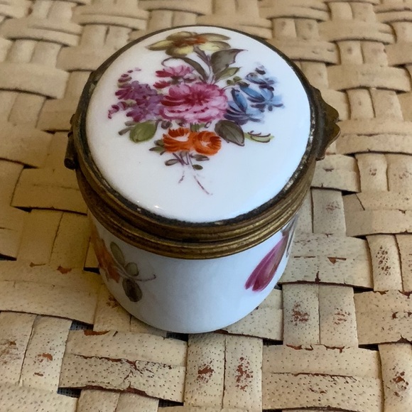 VINTAGE FLORAL PORCELAIN TRINKET BOX - Picture 5 of 9